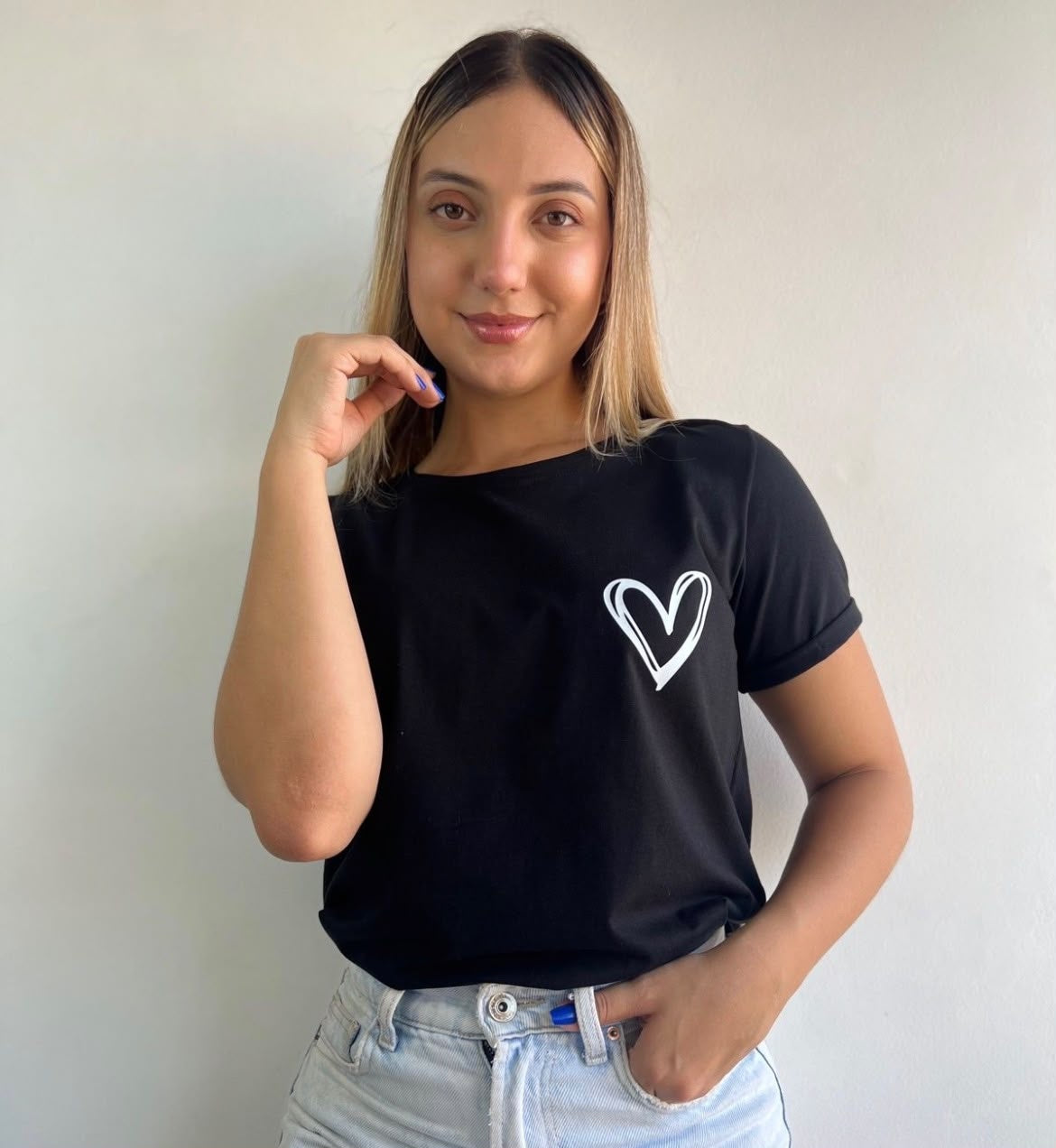 Camiseta Esencial Dama - Corazón Lineal color Negro - Basictex