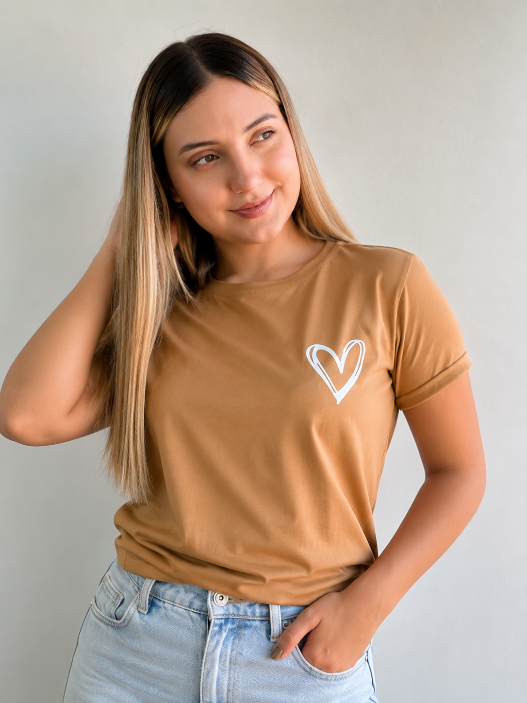 Camiseta Esencial Dama - Corazón Lineal