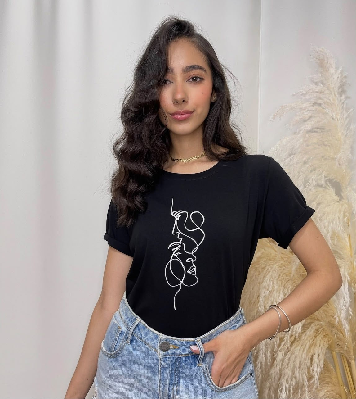 Camiseta Esencial Dama - Rostros Lineales color Negro - Basictex